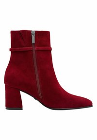 Bottine en daim rouge avec un talon bloc, fermeture éclair sur le côté et une fine lanière autour de la cheville. Texture lisse et design à bout pointu.