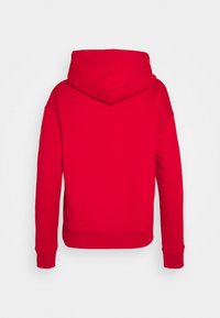 Sudadera roja con capucha, de corte relajado, mangas largas, puños y dobladillo acanalados, y textura suave. Sin logotipos ni patrones visibles.