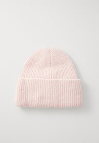 Rozā ribota dzija beanie ar salocītu maliņu, izgatavota no mīkstas materiāla. Ievēro vienmērīgu tekstūru un ciešu piegulšanu.