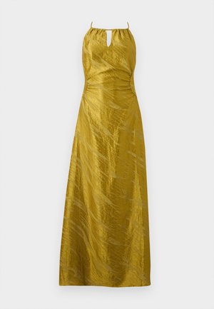 Robe longue en satin jaune moutarde avec fines bretelles, encolure découpée devant et motif texturé subtil.