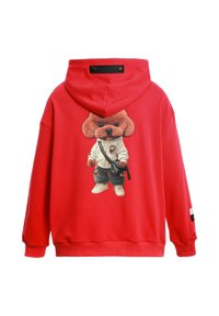 Sudadera roja hecha de un tejido suave, con un gráfico colorido de un oso que lleva una camiseta blanca y pantalones negros. Incluye una etiqueta en el área del cuello.