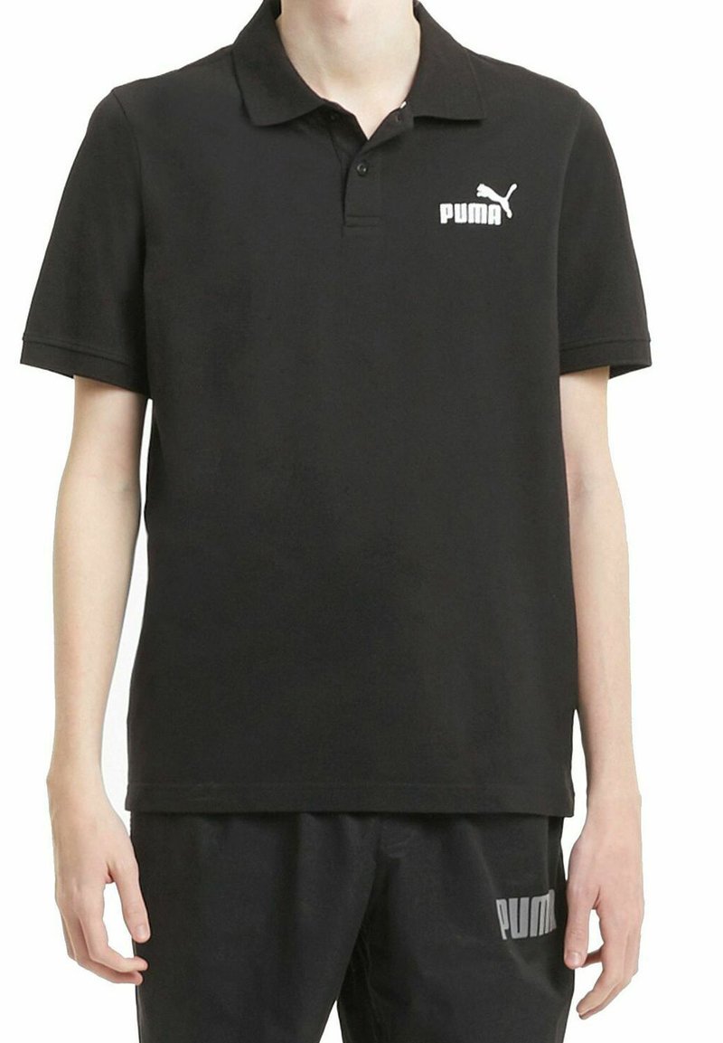 Zwarte polo gemaakt van katoen, met een kraag, korte mouwen en een wit Puma-logo op de borst. Gladde textuur, klassieke pasvorm.