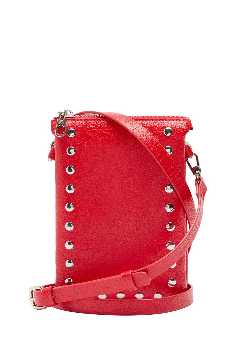 Czerwona skórzana torba na ramię z metalowymi ćwiekami po boku, zamek błyskawiczny i regulowany pasek. Teksturowana powierzchnia o błyszczącym wykończeniu.