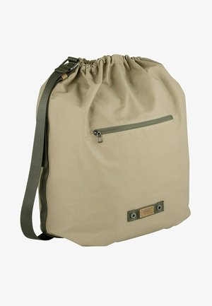 Beige Leinensack mit Kordelzugverschluss, verstellbarem grünen Tragegurt und einer Vorder-Tasche mit Reißverschluss. Mit einem kleinen Logo-Patch an der Unterseite.