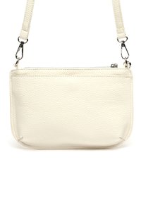 Borsa a tracolla bianca in pelle con superficie testurizzata, chiusura con zip e accessori in metallo silver. Include una tracolla rimovibile per maggiore versatilità.