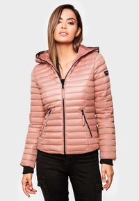 Padded rosa jacka med dragkedja fram, huva och svarta dragkedjedetaljer. Har horisontell sömmar och ribbade ärmslut. Lättviktsmaterial.