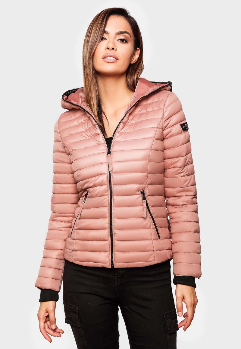 Padded rosa jacka med dragkedja fram, huva och svarta dragkedjedetaljer. Har horisontell sömmar och ribbade ärmslut. Lättviktsmaterial.