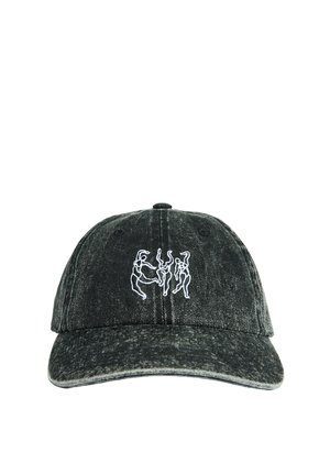 Schwarze Baseballkappe aus Denim mit weißer Stickerei von drei tanzenden menschlichen Figuren auf der Vorderseite, von vorne betrachtet.