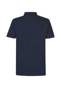 Marinblå polo med klassisk krage, korta ärmar och en slät yta. Enkelt mönster utan några märkbara detaljer eller accenter.