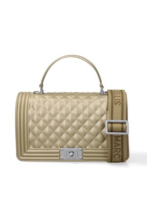 Sac à main beige matelassé avec poignée supérieure, fermoir argenté, et large sangle réglable en tissu avec le texte « Marc Ellis ».