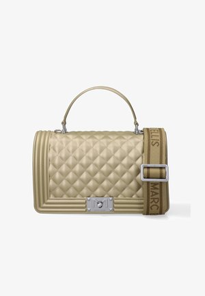 Sac à main beige matelassé avec poignée supérieure, fermoir argenté, et large sangle réglable en tissu avec le texte « Marc Ellis ».