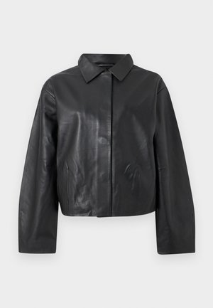 Veste en cuir noire à manches longues, col classique, et fermeture frontale cachée sur un fond clair uni.