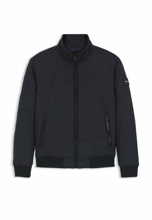 Sort quiltet jakke med opretstående krave, lynlås foran, lynlåslommer i siderne, ribstrikkede manchetter og kant samt en BOSS-logo på venstre ærme.