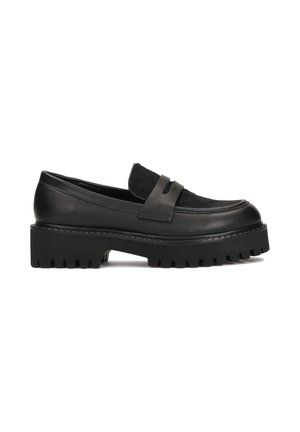Mocassins en cuir noir avec un panneau en tissu texturé, semelle épaisse à rainures et une sangle décorative à l'avant.
