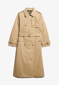 Beżowy płaszcz trenczowy z podwójnymi guzikami, paskiem w talii, naramiennikami na ramionach i długimi rękawami z regulowanymi mankietami.