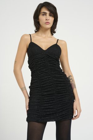 Robe noire froncée avec de fines bretelles spaghetti, dotée d'un décolleté en cœur et d'un tissu scintillant, créant une silhouette texturée et ajustée.