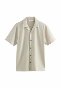 Šviesiai smėlinė trumpų rankovių mar shirt su apykakle, turinti sagų priekį ir suapvalintą kraštą. Audinys turi lygų tekstūrą.