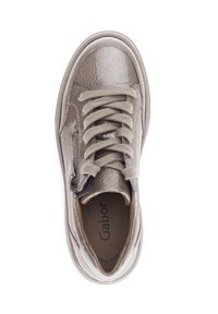 Taupe Leder-Sneaker mit strukturiertem Finish, Stoffsenkeln, seitlichem Reißverschluss und gepolstertem Kragen, von oben auf einem weißen Hintergrund betrachtet.