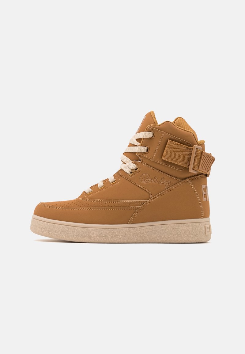 Basket montante beige avec lacets blancs, bride à la cheville, col matelassé et semelle beige sur un fond clair uni.