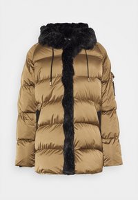 Chaqueta puffer marrón con capucha de piel sintética negra, cremallera frontal y cordones. Presenta un patrón de acolchado horizontal y bolsillos laterales.
