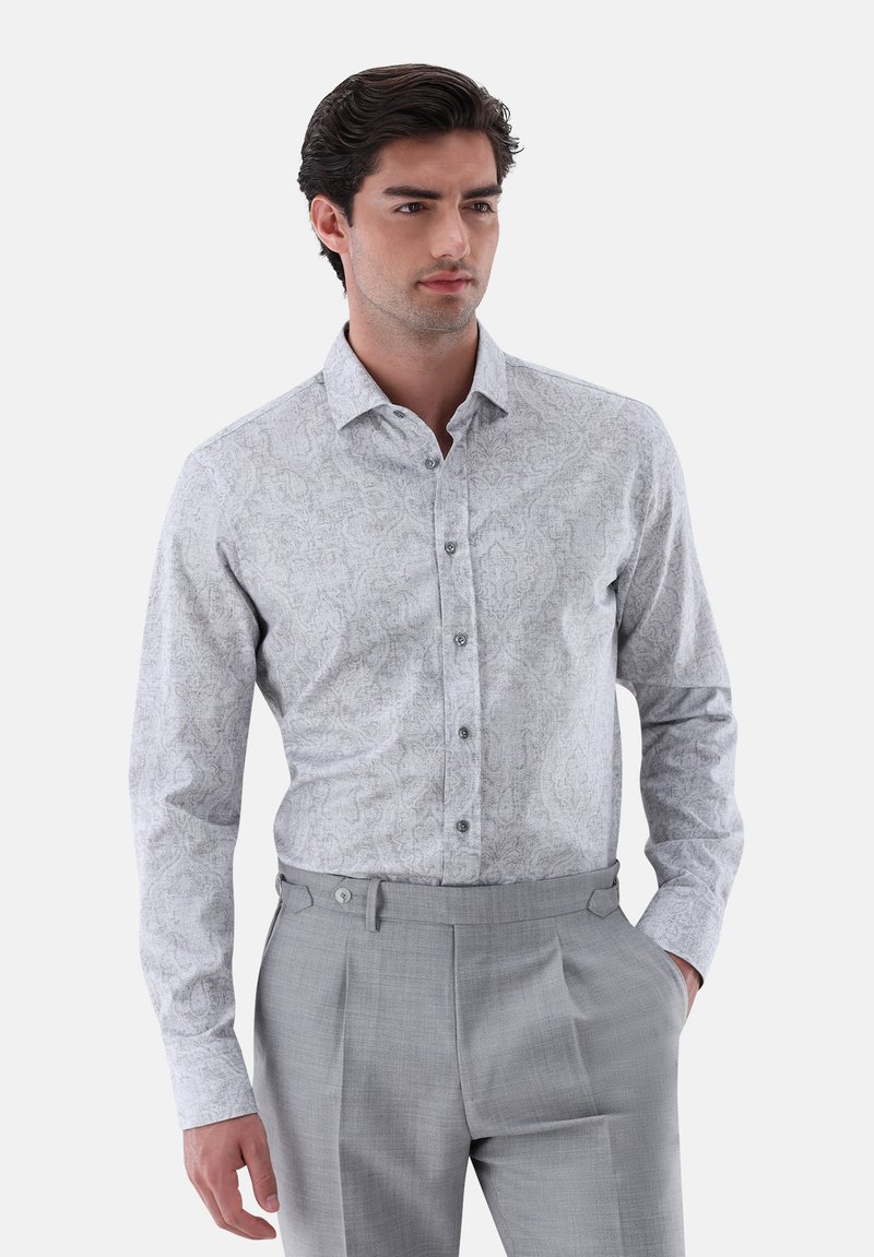 Camicia a maniche lunghe con bottoni di colore grigio chiaro, decorata con un motivo paisley. Presenta un colletto a punte e bottoni grigi, abbinata a pantaloni grigi su misura.