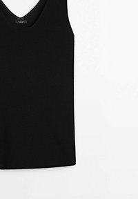 Débardeur noir en maille sans manches avec encolure dégagée, posé à plat sur fond blanc.