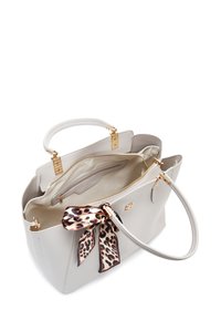 Bolso de piel gris con una forma estructurada, acentos en acero dorado y una bufanda de seda con estampado de leopardo removible sujeta al asa.