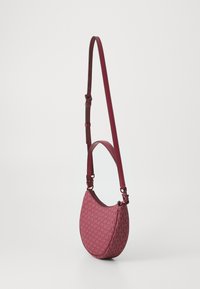 Sac à épaule bordeaux de forme arrondie, fabriqué dans un matériau texturé présentant un motif de logo répété. Bandoulière réglable avec des accents en métal.