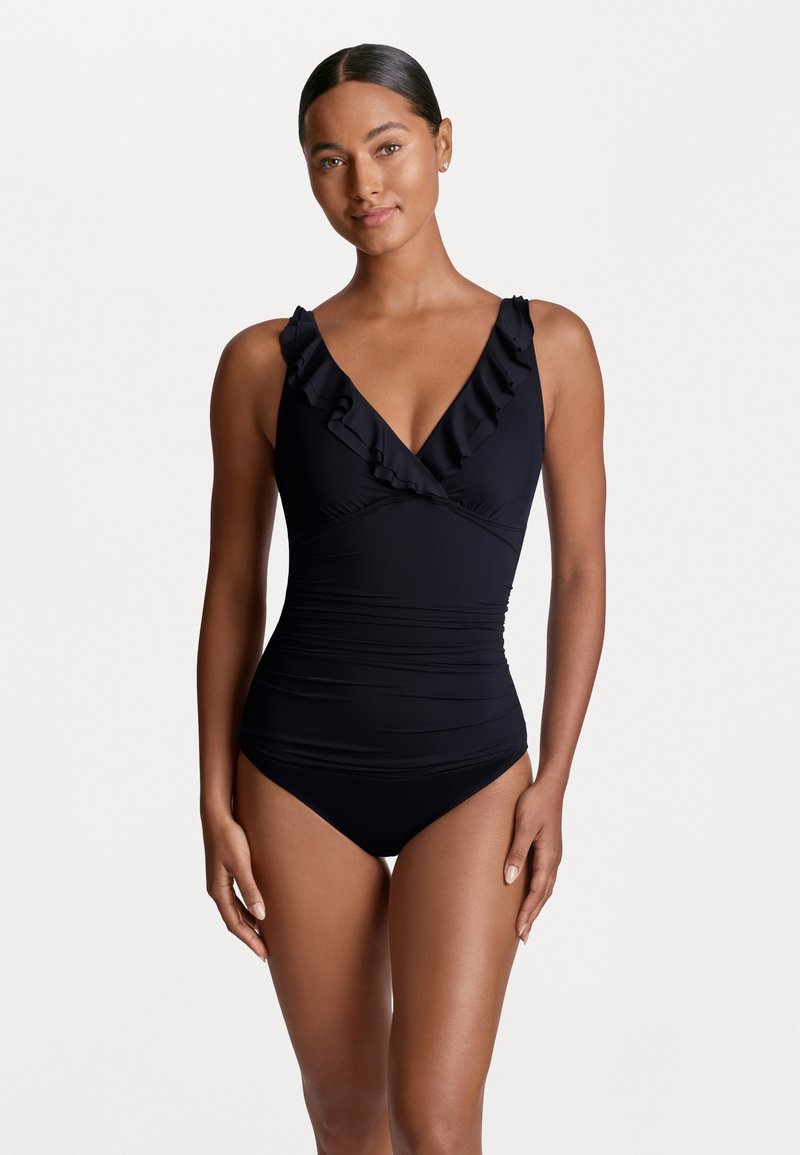 Μαύρο ολόσωμο μαγιό με βαθύ V λαιμόκοψη και ριχτές τιράντες. Λείο ύφασμα με συγκεντρωμένη υφή στη μέση και ψηλές κοπές στα πόδια.