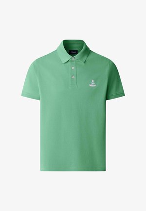 Groen poloshirt met korte mouwen, drie witte knopen en een klein wit geborduurd wapenschild op de linkerborst.
