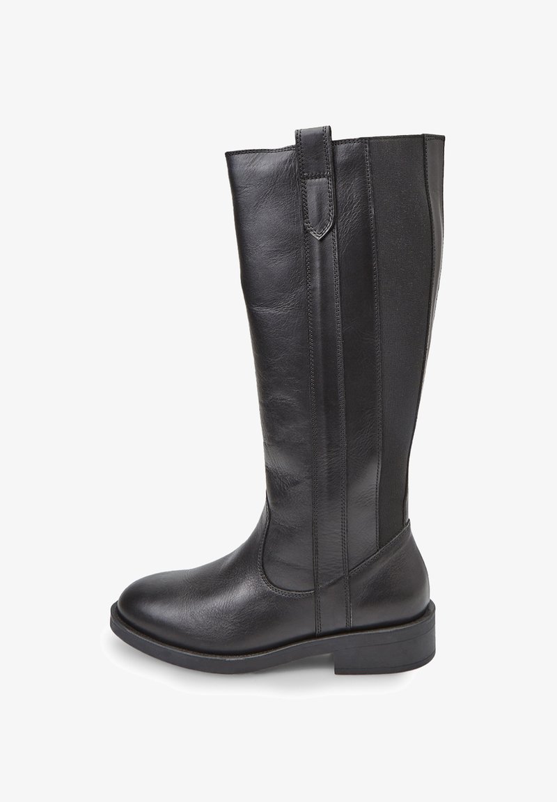 Fekete bőr, térd fölé érő csizma sima felülettel, kerek orral és elasztikus oldalbetéttel. Alacsony, téglalap alakú sarokkal és húzófüllel rendelkezik.