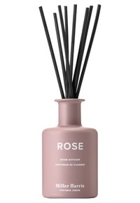 Rosa matte Glasraumduftspender mit einem schmalen Hals, schwarze Duftstäbchen in einem Bündel angeordnet, beschriftet mit "ROSE" in weißem Text.
