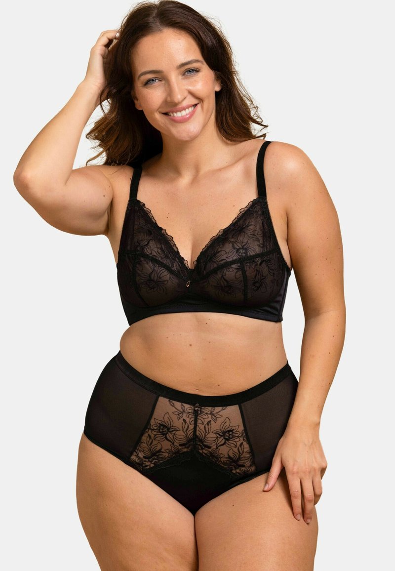 Bralette en dentelle noire et culotte taille haute avec broderie florale, bretelles ajustables et texture lisse. Détail de nœud central.