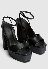 PULL&BEAR Sandales à talons hauts - black