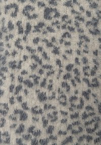 Kunstfellstoff mit einer cremefarbenen Basis und dunkelgrauen Leopardenflecken, der eine weiche, strukturierte Oberfläche und ein dichtes, fusseliges Erscheinungsbild aufweist.