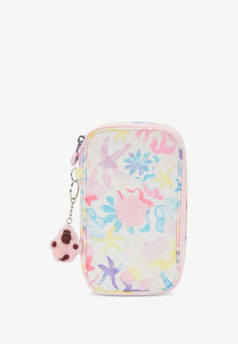 Kapsa na zip s bílou tkaninou, která má barevný květinový a abstraktní vzor. Obsahuje růžový chlupatý přívěsek připevněný na zipu.