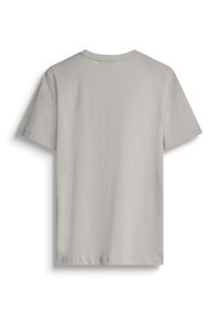 Camiseta de color gris claro con cuello redondo, mangas cortas y una textura suave. Diseño minimalista sin patrones o gráficos visibles.
