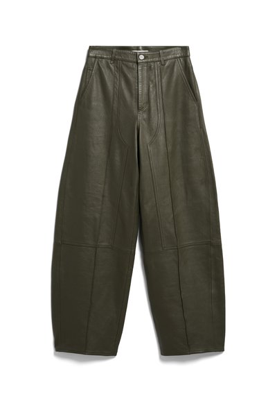 Δερμάτινο παντελόνι σε σκούρο πράσινο χρώμα, ψηλόμεσο με φαρδιά μπατζάκια, μπροστινές τσέπες, θηλιές για ζώνη και κουμπί στο ύψος της μέσης.