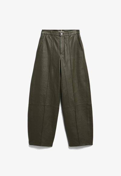 Δερμάτινο παντελόνι σε σκούρο πράσινο χρώμα, ψηλόμεσο με φαρδιά μπατζάκια, μπροστινές τσέπες, θηλιές για ζώνη και κουμπί στο ύψος της μέσης.