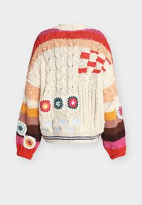 Πουλόβερ με χοντρή πλέξη σε κρεμ βάση, πολύχρωμες ρίγες, κόκκινο καρό μοτίβο και κυκλικά κεντήματα πλέξης στο πίσω μέρος και στα μανίκια.