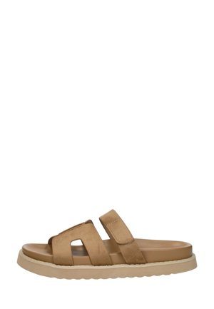 Tankleurige sleehak sandaal met twee brede suède banden, verstelbare klittenbandsluiting, gevoerd voetbed en een geribbelde rubberen zool voor grip.