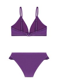 Lila Bikini-Set mit einem dreieckigen Bralette, das verstellbare Träger und einen Verschluss mit Clip hat, kombiniert mit hoch taillierten Hosen mit Rüschensaum.