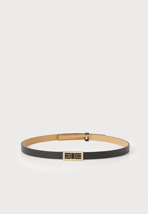 Černý kožený pásek s texturovaným povrchem, vybavený obdélníkovou přezkou ve zlaté barvě s černým vložením a akcenty z kamínků.