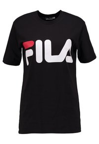 Černé bavlněné tričko s krátkým rukávem, které má velké bílé logo Fila a červený akcent. Klasický design s kulatým výstřihem, měkká textura.