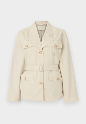 Beige skreddersydd jakke med slagkrage, fire knappelommer med klaff, matchende belte med spenne og lange ermer.