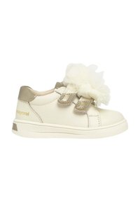 Sneakers bianchi in pelle con una finitura testurizzata, dettagli in oro metallico e un fiore decorativo di tulle sulla cinghia, dotati di chiusure in velcro.