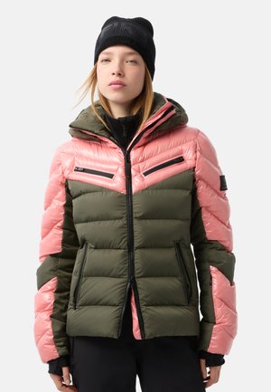 Rosa und olivgrüner Daunenjacke mit Reißverschluss, Chevron-Muster, Reißverschlusstaschen an der Brust und Kapuze. Glatte und gesteppten Textur.