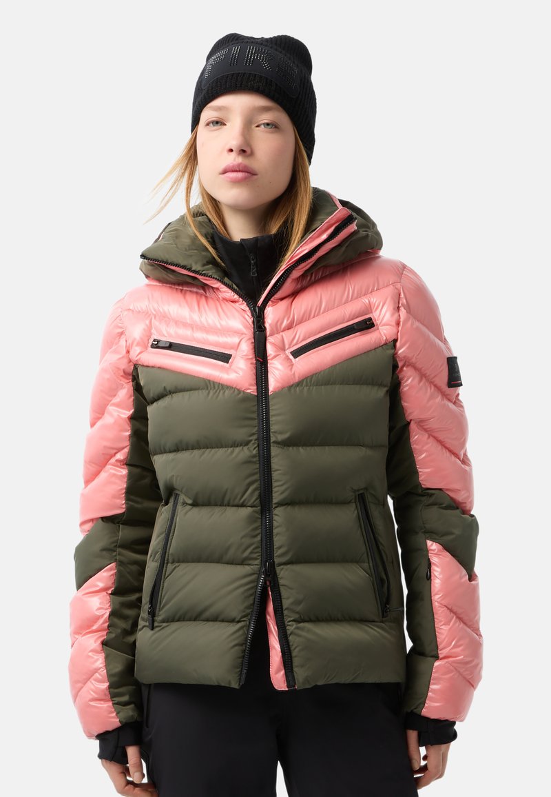 Rosa und olivgrüner Daunenjacke mit Reißverschluss, Chevron-Muster, Reißverschlusstaschen an der Brust und Kapuze. Glatte und gesteppten Textur.