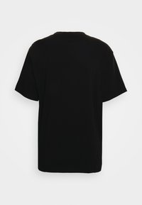 T-shirt noir à manches courtes en coton, avec un col rond et une coupe ample, doté d'une texture lisse et sans motifs ni graphiques visibles.