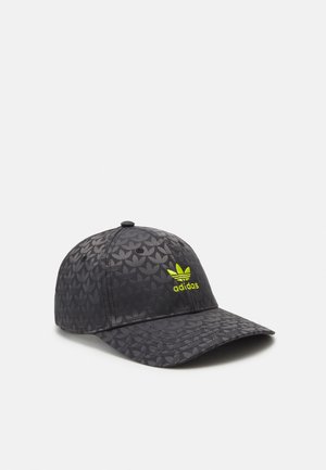 Sort Adidas baseballkasket med tonet trebladet mønster og lyse gulgrønt broderet Adidas-logo foran.